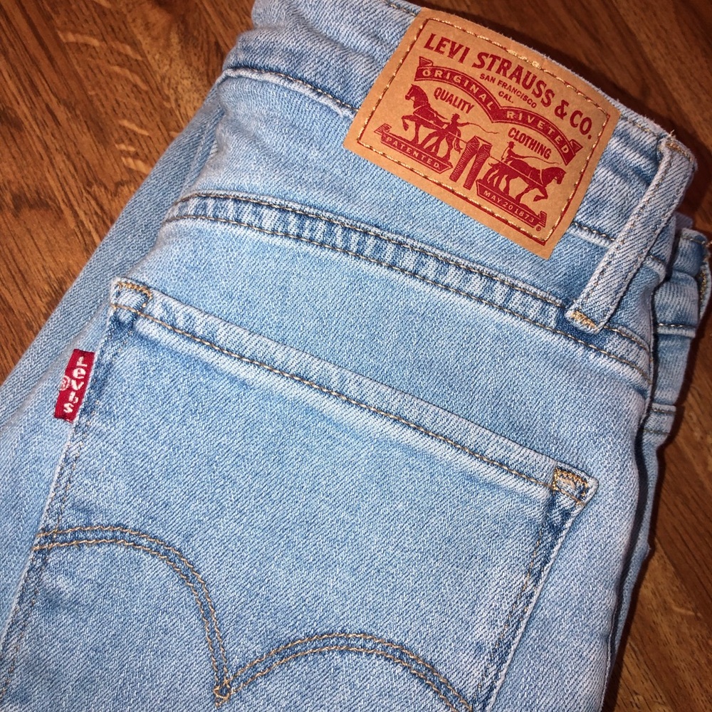 Women’s Levi’s high rise skinny jeans. Light washed, size 26 waist.